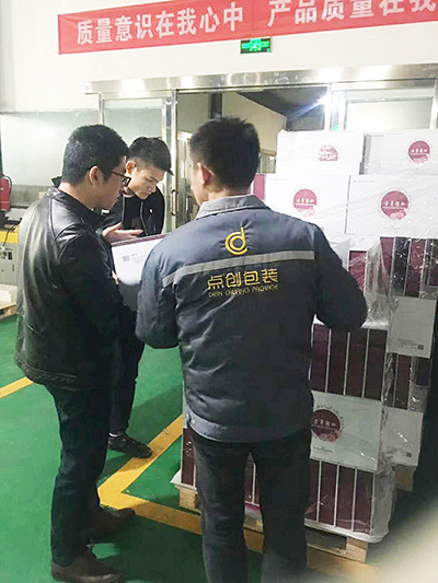 到點創(chuàng)包裝廠里參觀